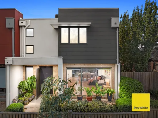 LOW-MAINTENANCE LIVING WITH PARKSIDE PRESTIGE