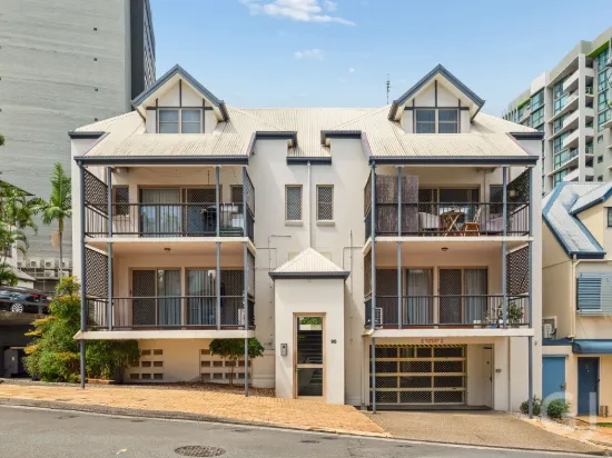 Ultra Convenient and Sophisticated Inner City Apartment