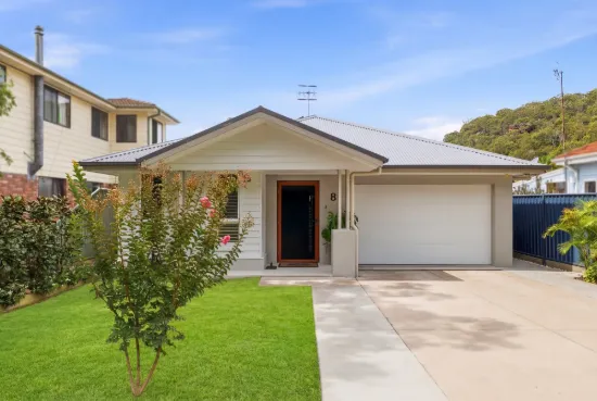 Contemporary Coastal Home - Walk to Umina Beach