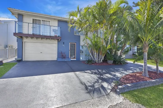 Versatile Dual-Living Home in Ultra-Convenient Location