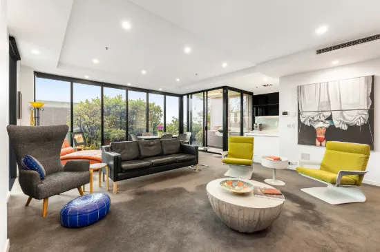 Inner-City Elegance, Brilliant Alfresco Allure 