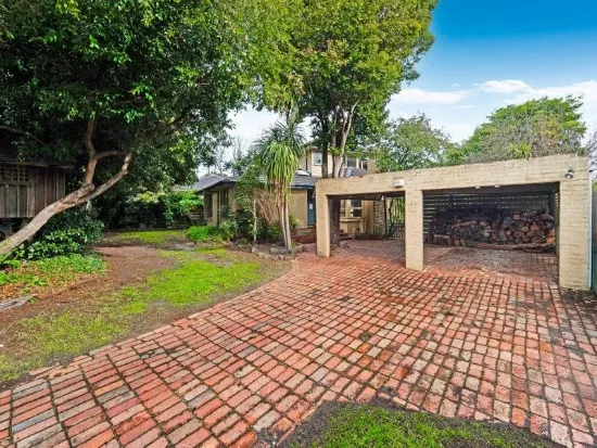 ENDLESS POTENTIAL IN THE DYNAMIC ACTIVITY CENTRE ZONE - LAND SIZE OF APPROX. 646M2!