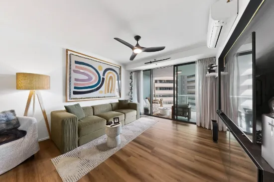 Sublime Executive Residence in the Ultimate Inner-City Locale!