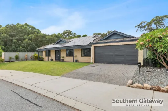 BUSHLAND VIEWS, POOLSIDE LIVING & MODERN COMFORT