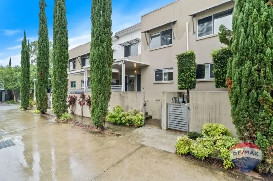 Beautiful Large Townhouse in Handy Location