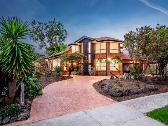An iconic custom home on 870m2