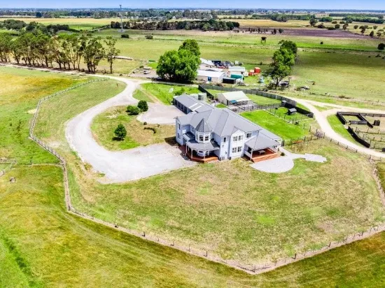 21.57 ACRES COMBINED WITH A UNIQUE LIFESTYLE PROPERTY ON A TRULY GRAND SCALE