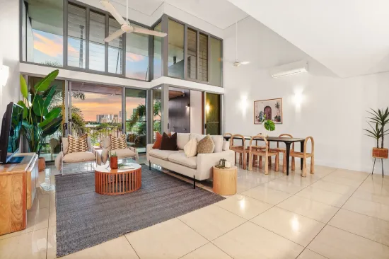 Stunning executive apartment with sparkling harbour views