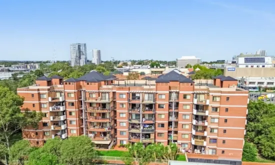 Spacious Ground Floor Apartment with Huge Covered Courtyard! 134m2 total area! Walk to Station, Shops & CBD!