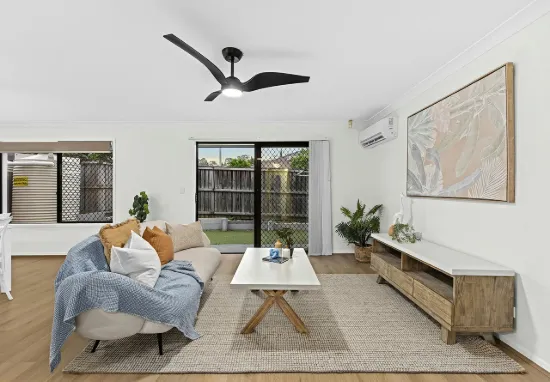 Spacious 184m2 Townhouse with Fresh Paint, New Flooring & Oversized Master Retre