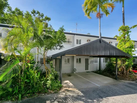 Tropical Townhouse only 400m from the Beach!