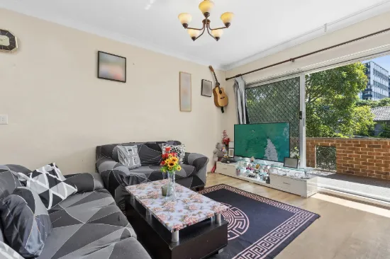 LIGHT-FILLED INTERIORS, FULL BRICK UNIT, ULTRA-CONVENIENT LOCALE