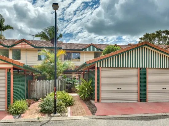 RENOVATED TOWNHOUSE, WALK TO THE BROOK !
