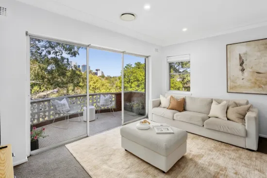 Superb Apartment in a Marvelous Top-Floor Position with Bridge View