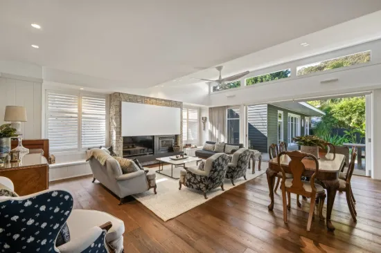 Timeless Palm Beach Hideaway, Footsteps From Pittwater