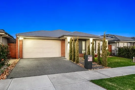SUBURBAN SERENITY WITH A CONTEMPORARY SOUL - FULLY ENCLOSED GRAND ALFRESCO!