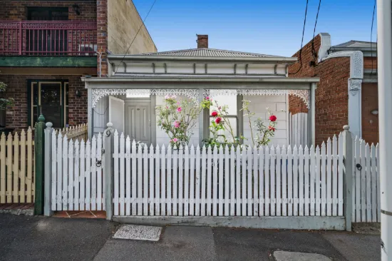 Charming Kensington cottage with indoor outdoor appeal