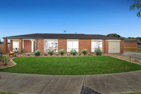Family Comfort and Entertaining Ease in a Quiet Court Setting
