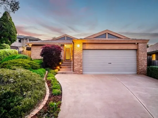 HARMONIOUS FAMILY COMFORT IN A COVETED COURT LOCALE!