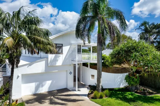Effortless Coastal Living – Just Steps to the Sand