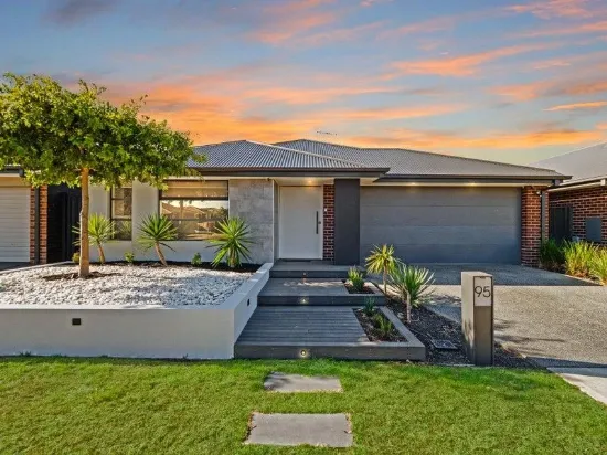 CONTEMPORARY DESIGNER LIVING - VAULTED CEILING & GRAND ALFRESCO!