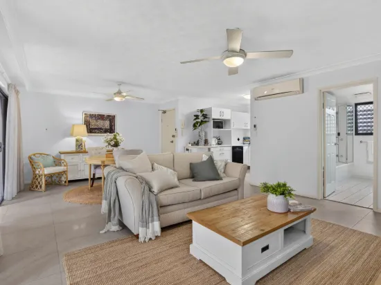 2/31 Middle Street, Labrador, Qld 4215
