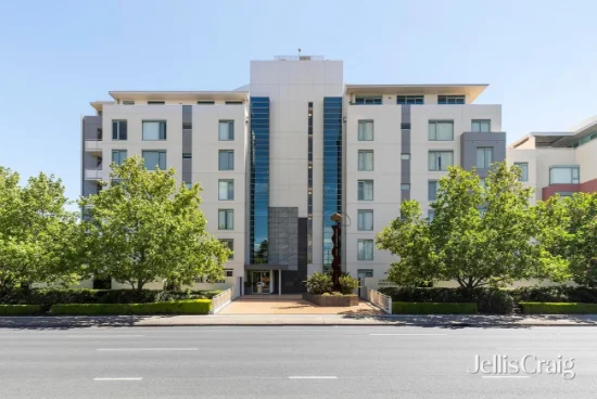 2005/2 Sovereign Point Court, Doncaster, Vic 3108