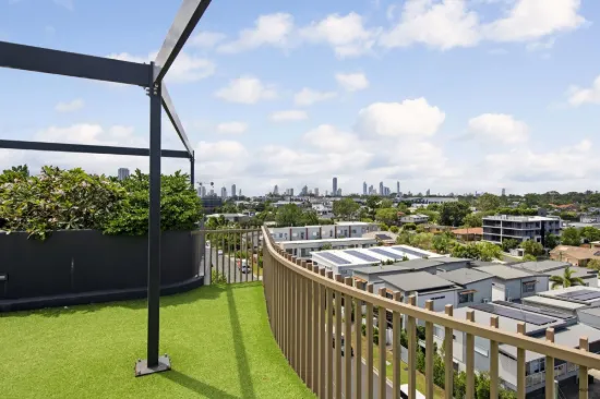 202/135 Eugaree Street, Southport, Qld 4215