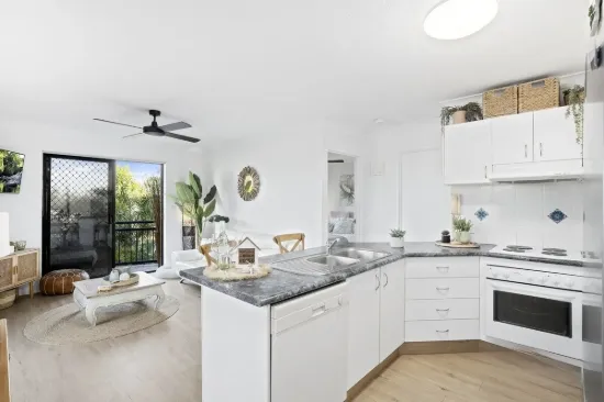 27/10-12 Bath Street, Labrador, Qld 4215