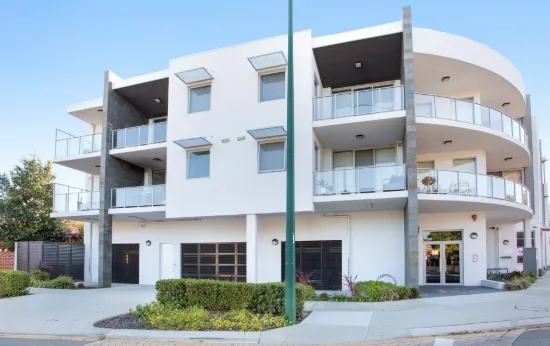 4/5 Barker Avenue, Como, WA 6152