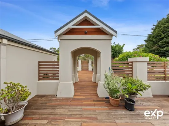 The Ultimate Family Entertainer – Space, Privacy & Poolside Living