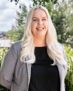 Candice Henaway - Real Estate Agent
