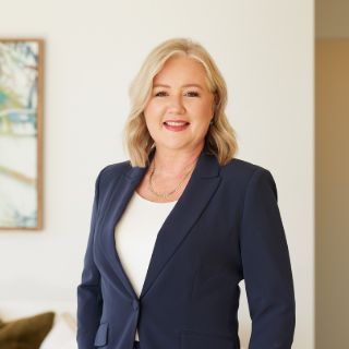 Lisa Dixon - Real Estate Agent
