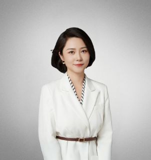 Daisy He - Real Estate Agent