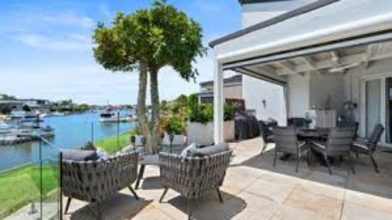Ray White Runaway Bay Sovereign Island Paradise Point Pacific Pines Arundel - Real Estate Agency