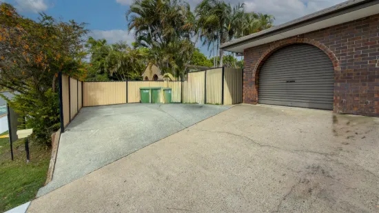 2/210 Olsen Avenue, Arundel, Qld 4214