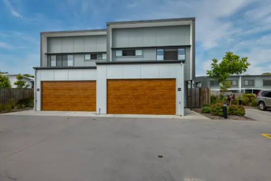 24/2 COLLEGE Court, Little Mountain, Qld 4551