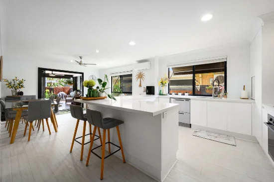 2/16 Eider Avenue, Paradise Point QLD 4216 - For Rent