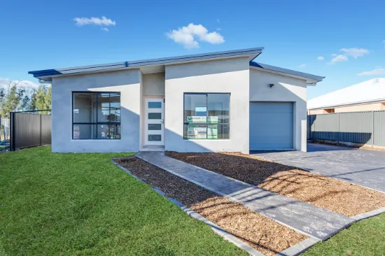 2/25 Lakeside Cct, Cessnock, NSW 2325