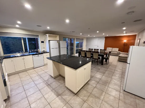 8/4 Paringa Way, Burnside, Vic 3023
