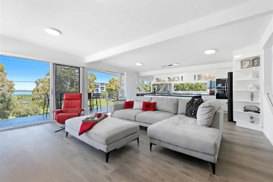 TOP FLOOR/13 LAMEROUGH PARADE, Golden Beach, Qld 4551