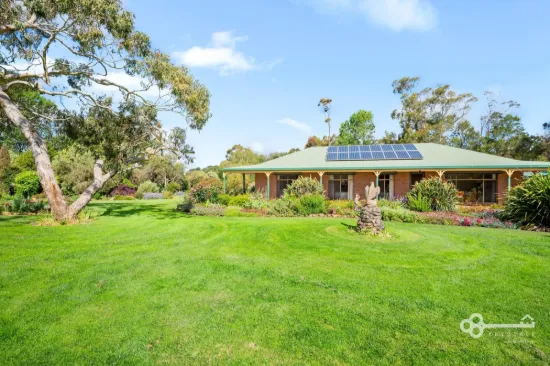 COUNTRY CHARM MEETS GARDEN SERENITY