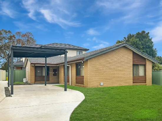 1/2 Oxley Court, Cranbourne North, Vic 3977