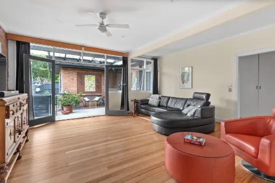 1/33A McCubbin Street, Burwood, Vic 3125