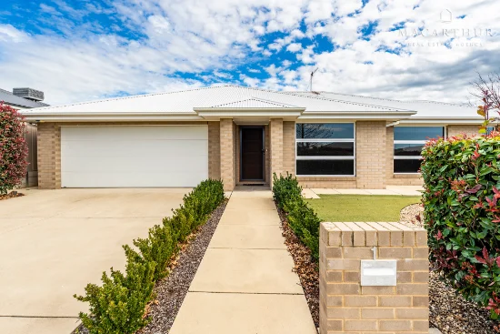 1 Barrett Street, Lloyd, NSW 2650