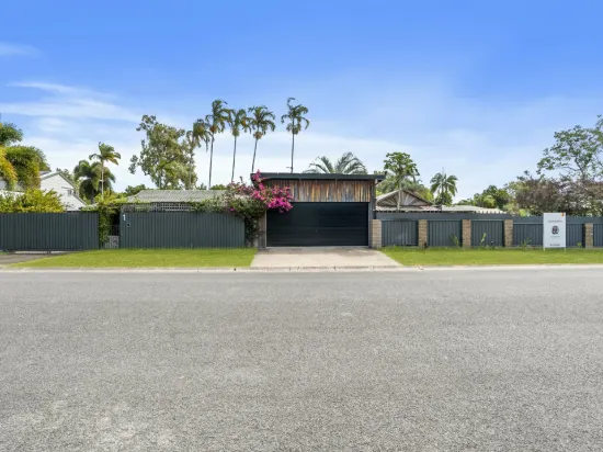 1 Saffron Close, Holloways Beach, Qld 4878