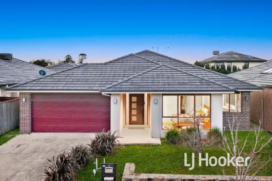 10 Sikes Road, Clyde North, Vic 3978