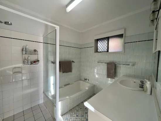 108 The Esplanade, Paradise Point, Qld 4216-Image