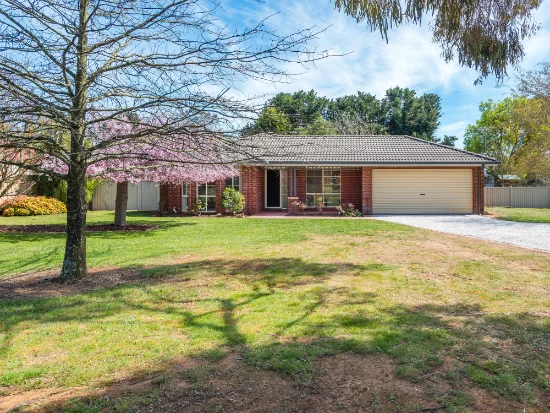 11 Clifton Drive, Lancefield, Vic 3435
