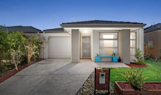 11 FENIX WAY, Clyde North, Vic 3978